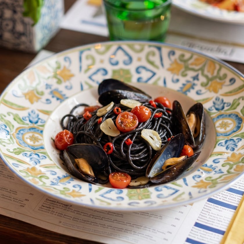 Černé sépiové špagety se slávkami, cherry rajčaty, česnekem a chilli