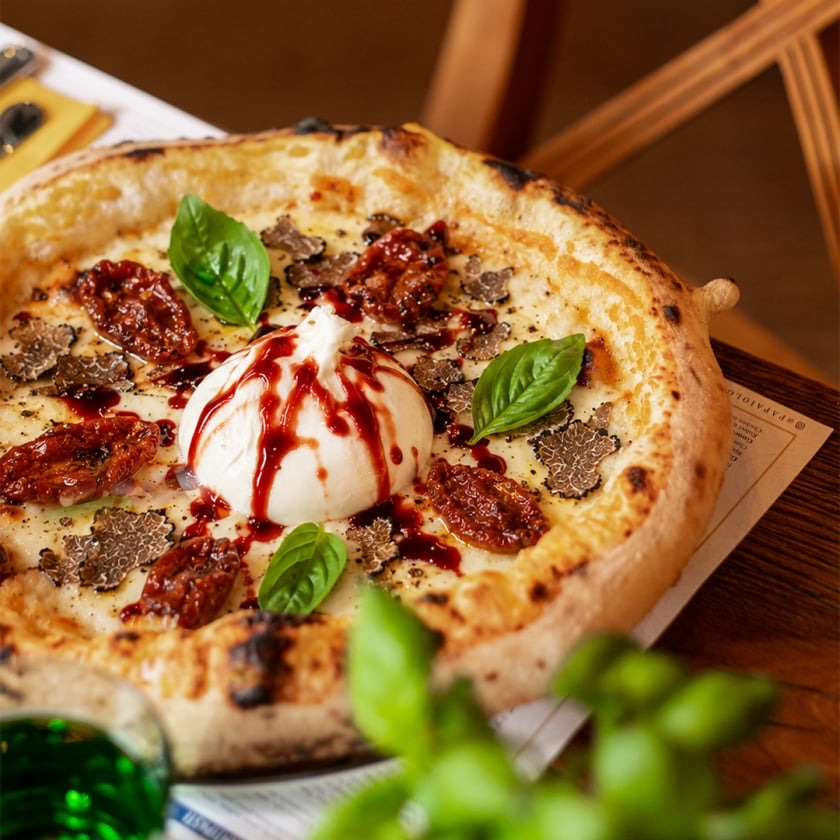 Neapolská pizza s burratou, sušenými rajčaty, černým lanýžem a glazé z červeného balzamika