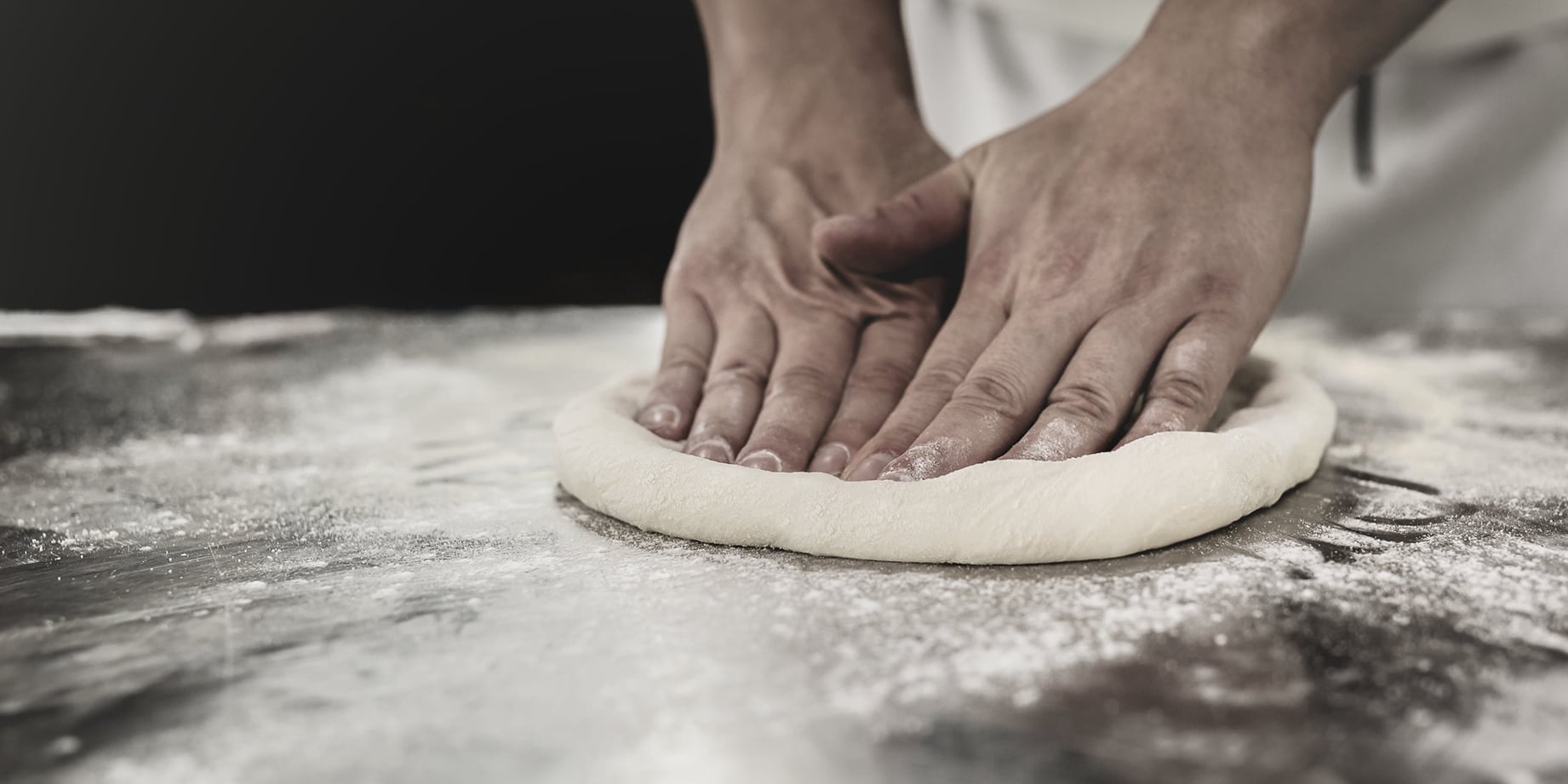 Příprava autentické neapolské pizzy v restauraci Papaiolo