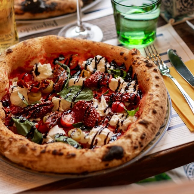 Bufala speziale pizza v restauraci Papaiolo Praha