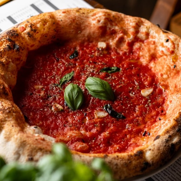 Autentická neapolská pizza z pece na dřevo