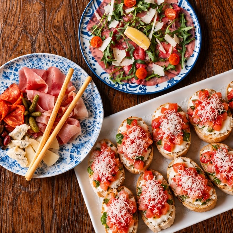 Italské speciality servírované ke společnému sdílení