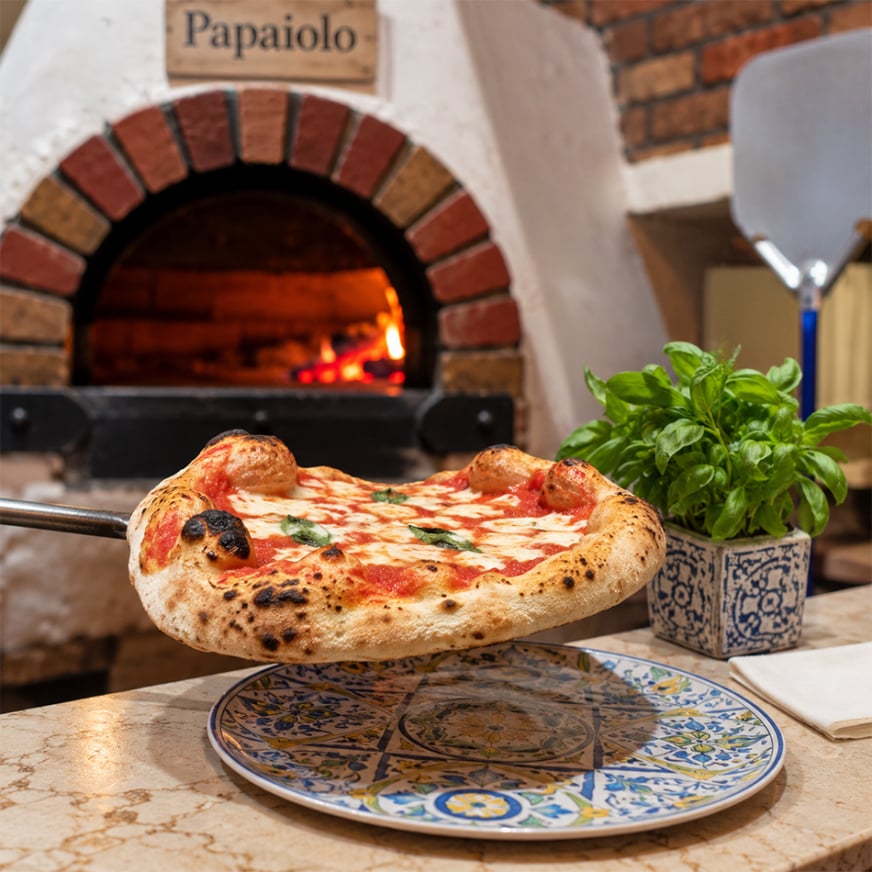 Neapolská pizza z pece na dřevo v restauraci Papaiolo