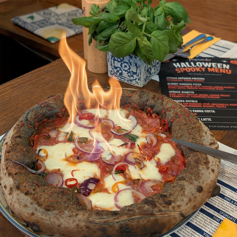 Halloween pizza - speciální pizza s temným těstem a pekelnými ingrediencemi