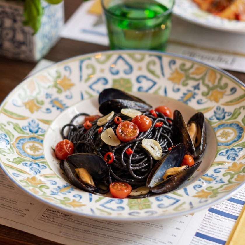 Spaghetti al nero di seppia con cozze, pomodorini, aglio e peperoncino