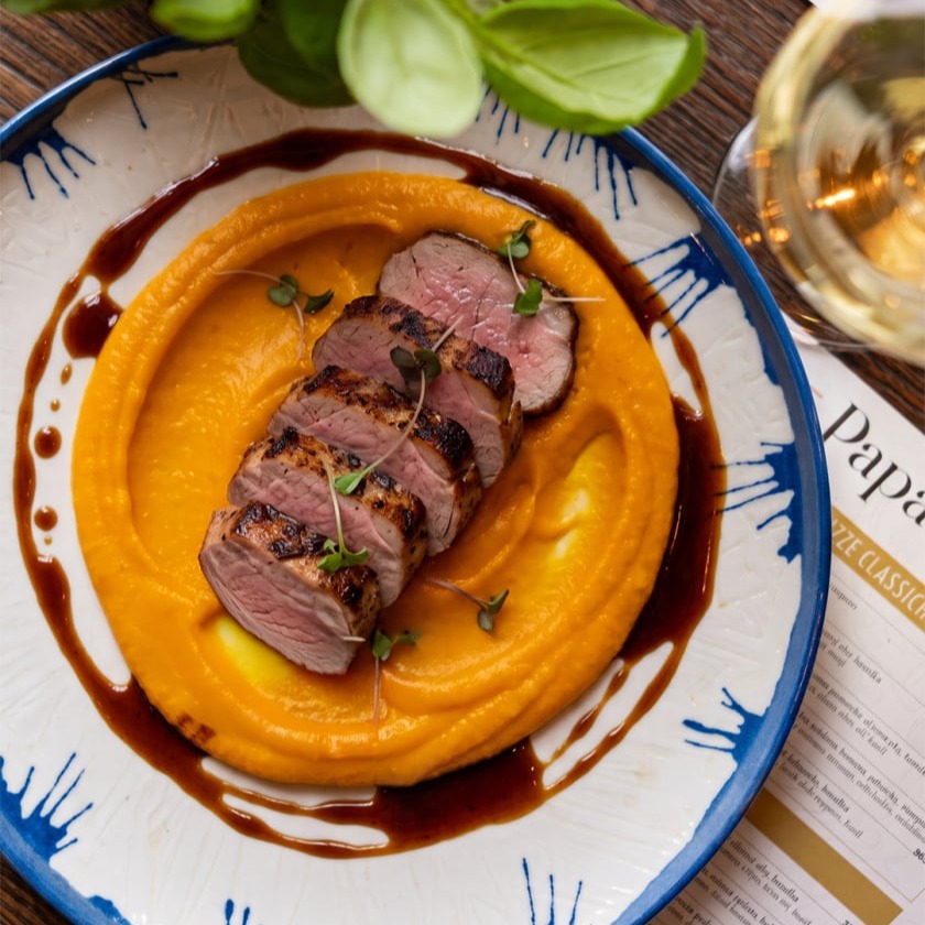Filetto di maiale con vellutata di zucca arrostita e demi-glace