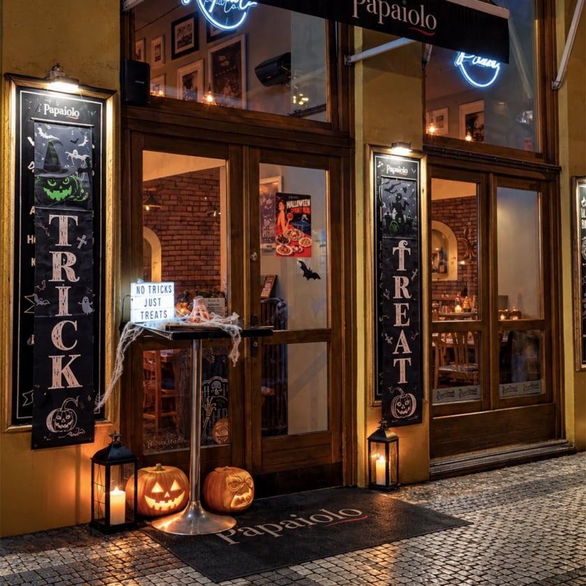 Decorazioni di Halloween all'ingresso del ristorante Papaiolo a Praga